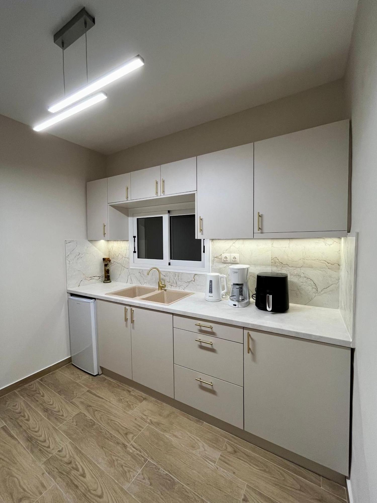 Emerald Luxury Apartments - Ath Airport Spáta エクステリア 写真